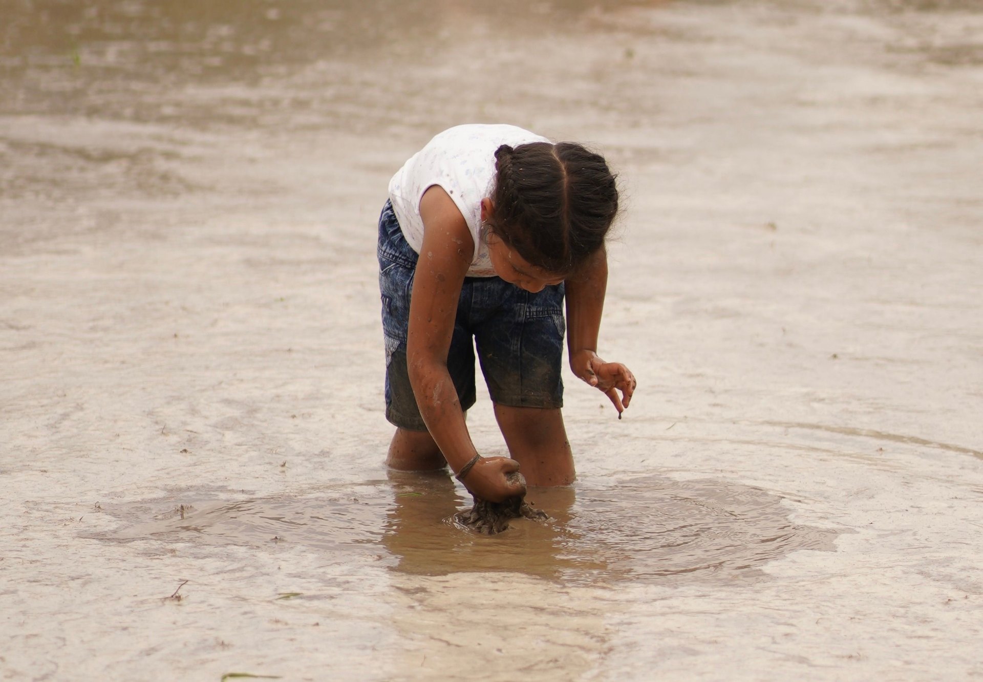 Niña en zona inundada — Alertas Tempranas para Todos